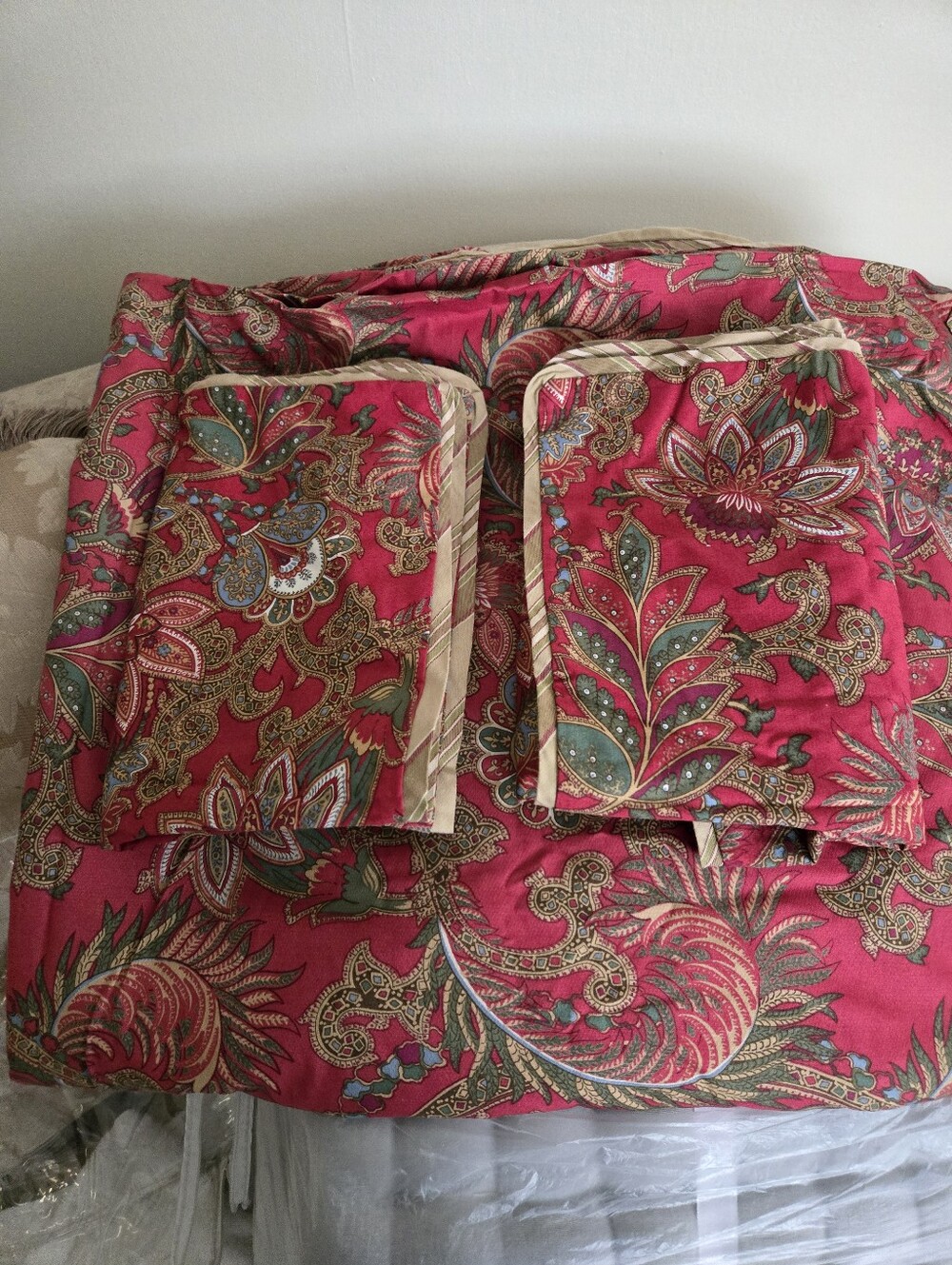 Red Paisley Queen Duvet With Two Shams